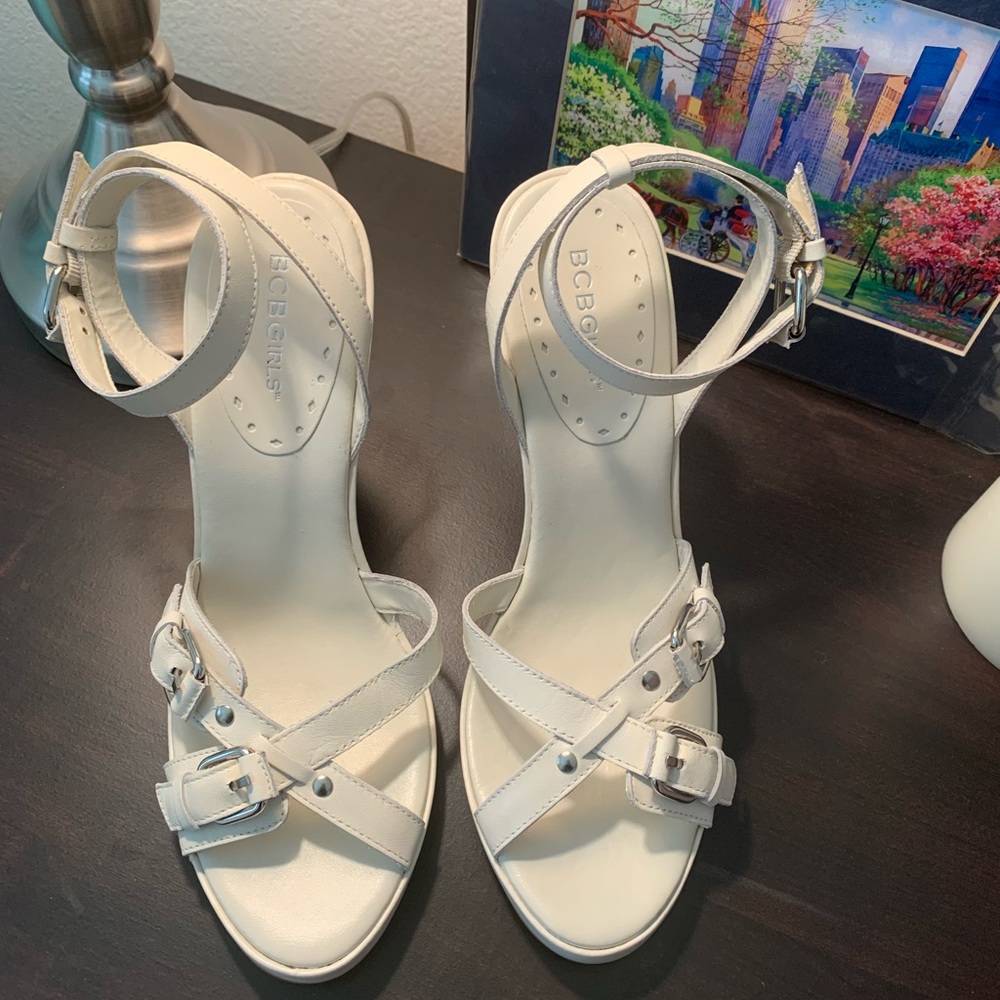 BCBG Off-White Leather Adjust. Wedge Sandal size 9